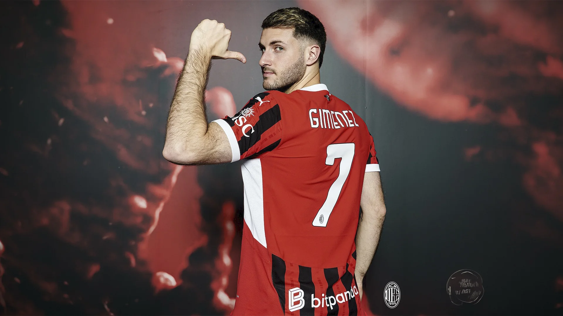 Santiago Giménez con la camiseta del Milan
